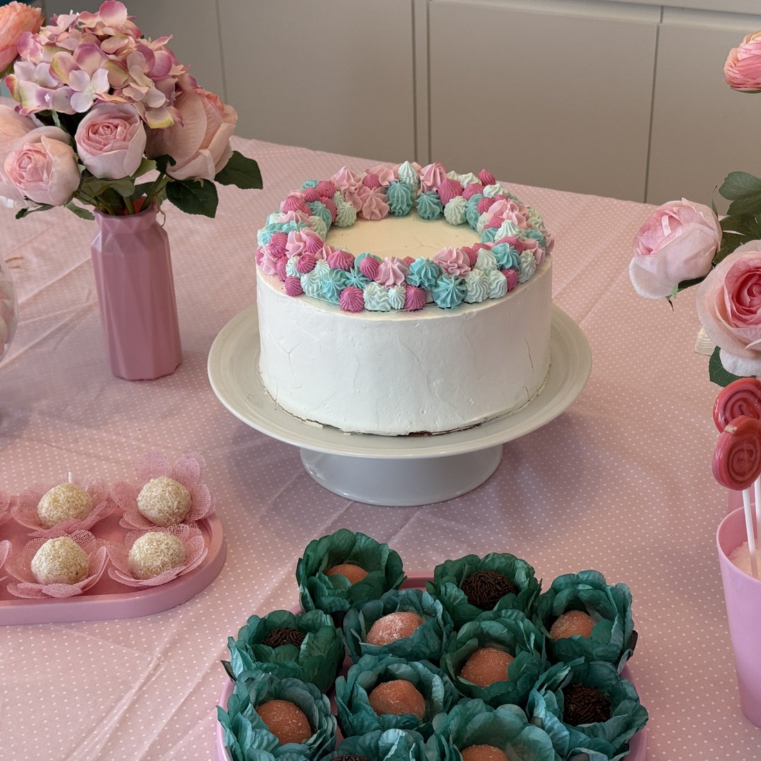 Bolo de festa decorado com chantininho rosa e azul