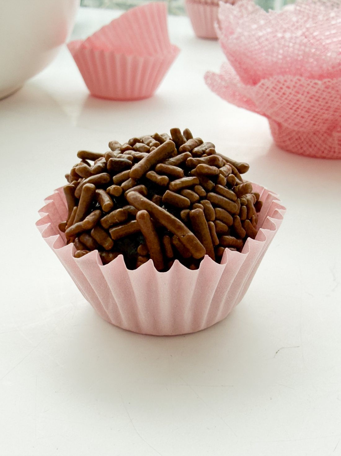 Brigadeiro enrolado com granulado